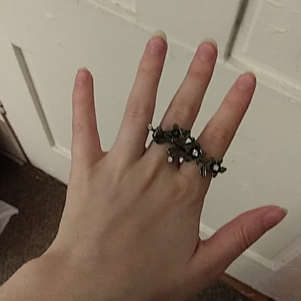 I'm selling a 2 finger ring